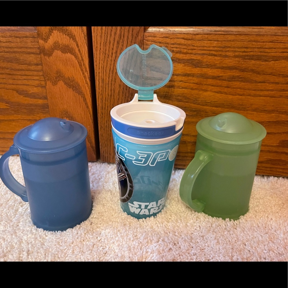 One snackeez and two cups with lids.